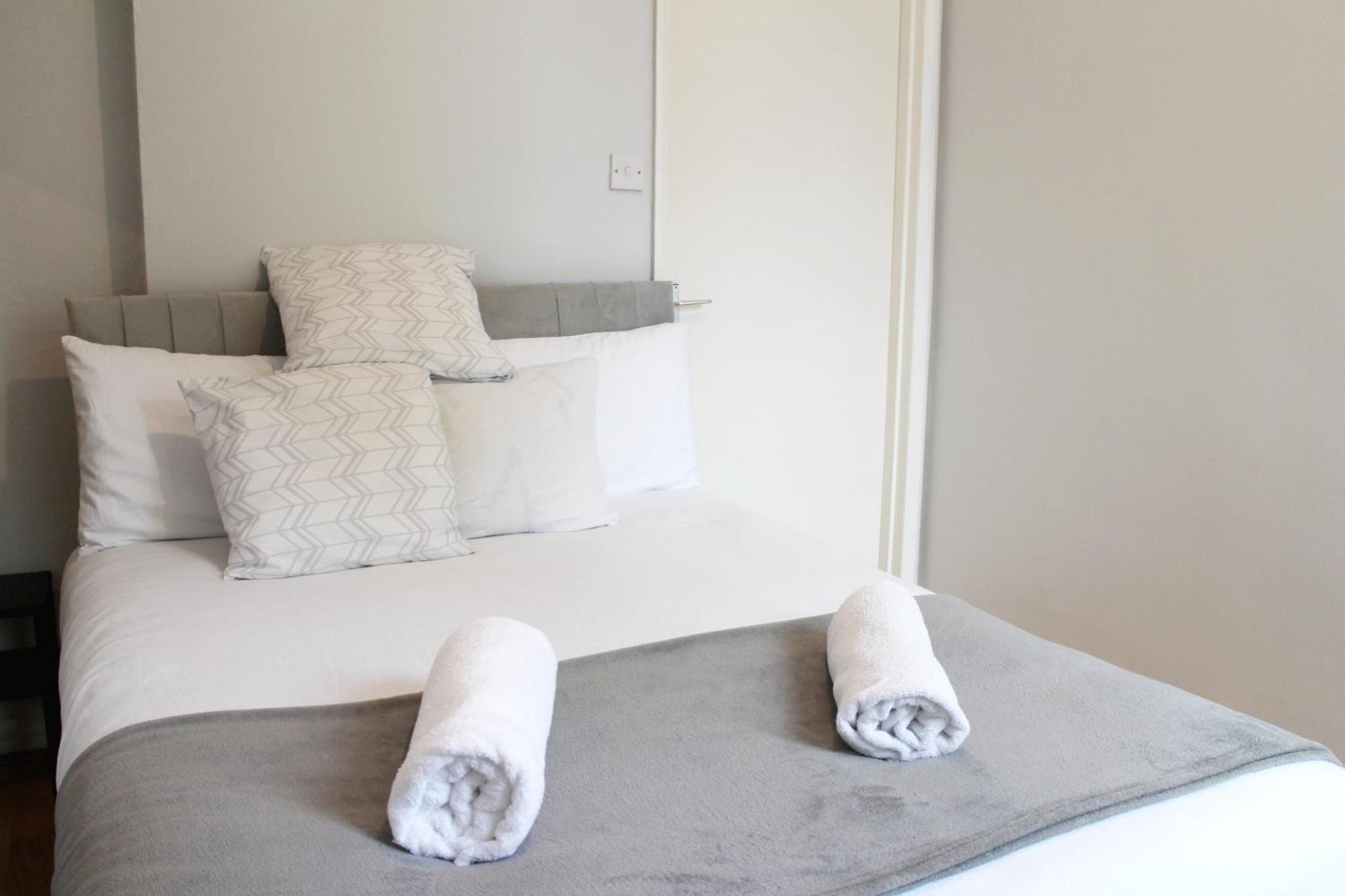 Large Garden Apartment On Golders Green High Road Londen Buitenkant foto