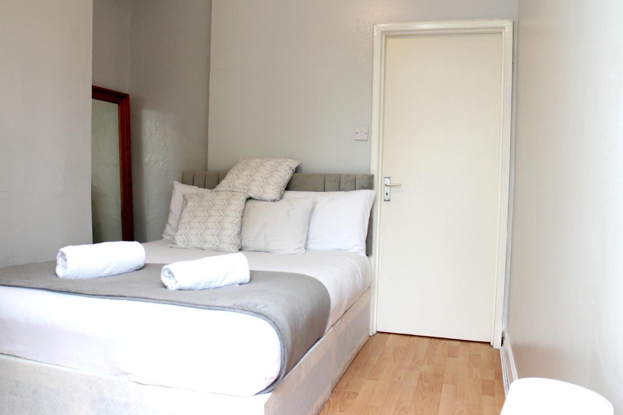 Large Garden Apartment On Golders Green High Road Londen Buitenkant foto