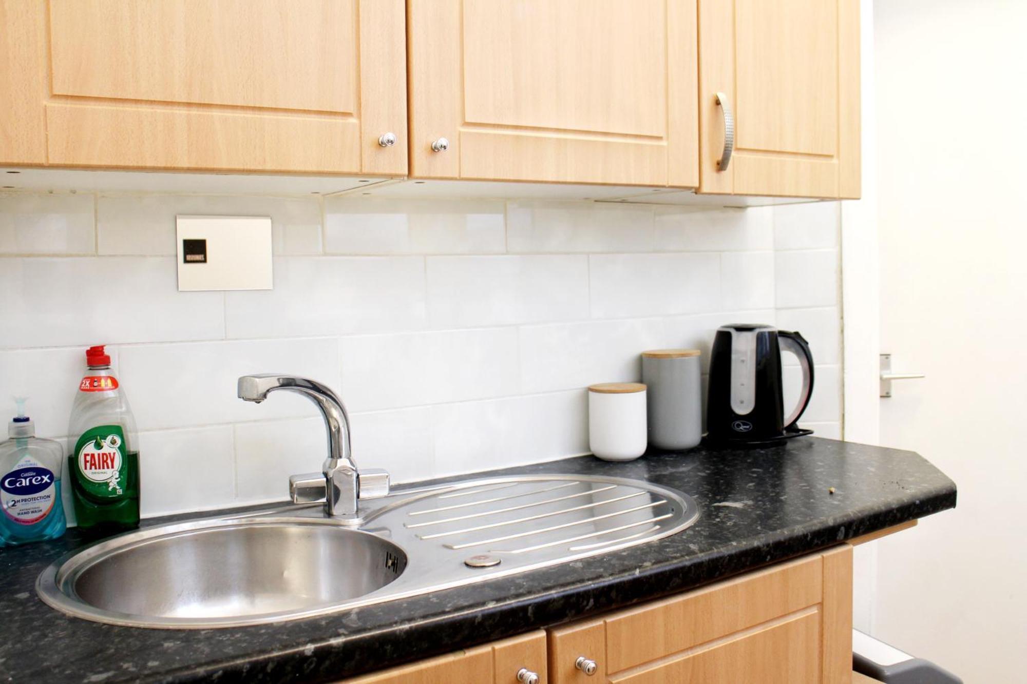 Large Garden Apartment On Golders Green High Road Londen Buitenkant foto
