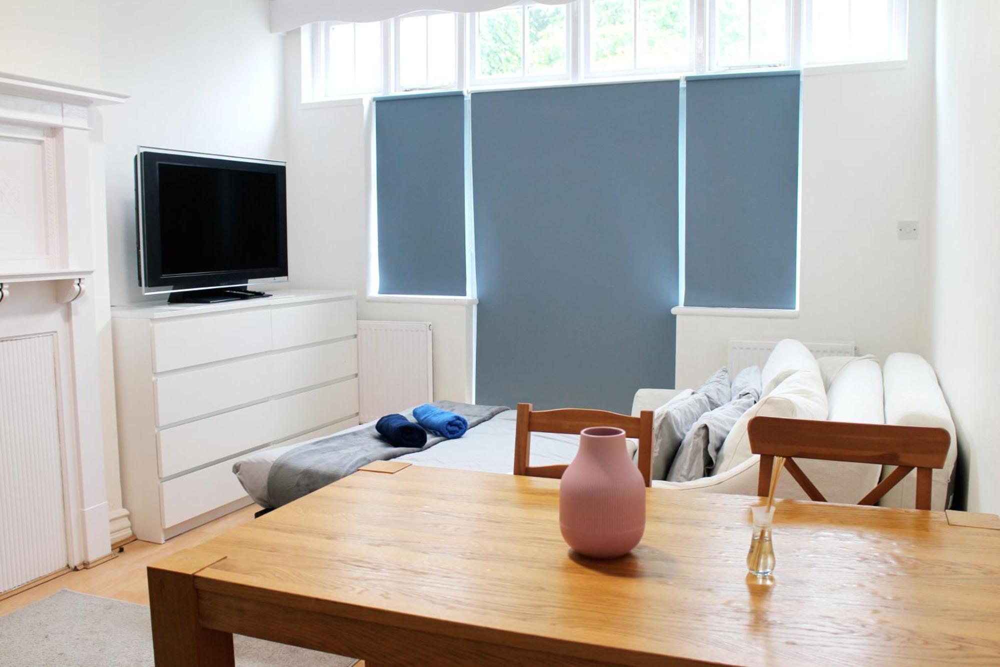 Large Garden Apartment On Golders Green High Road Londen Buitenkant foto