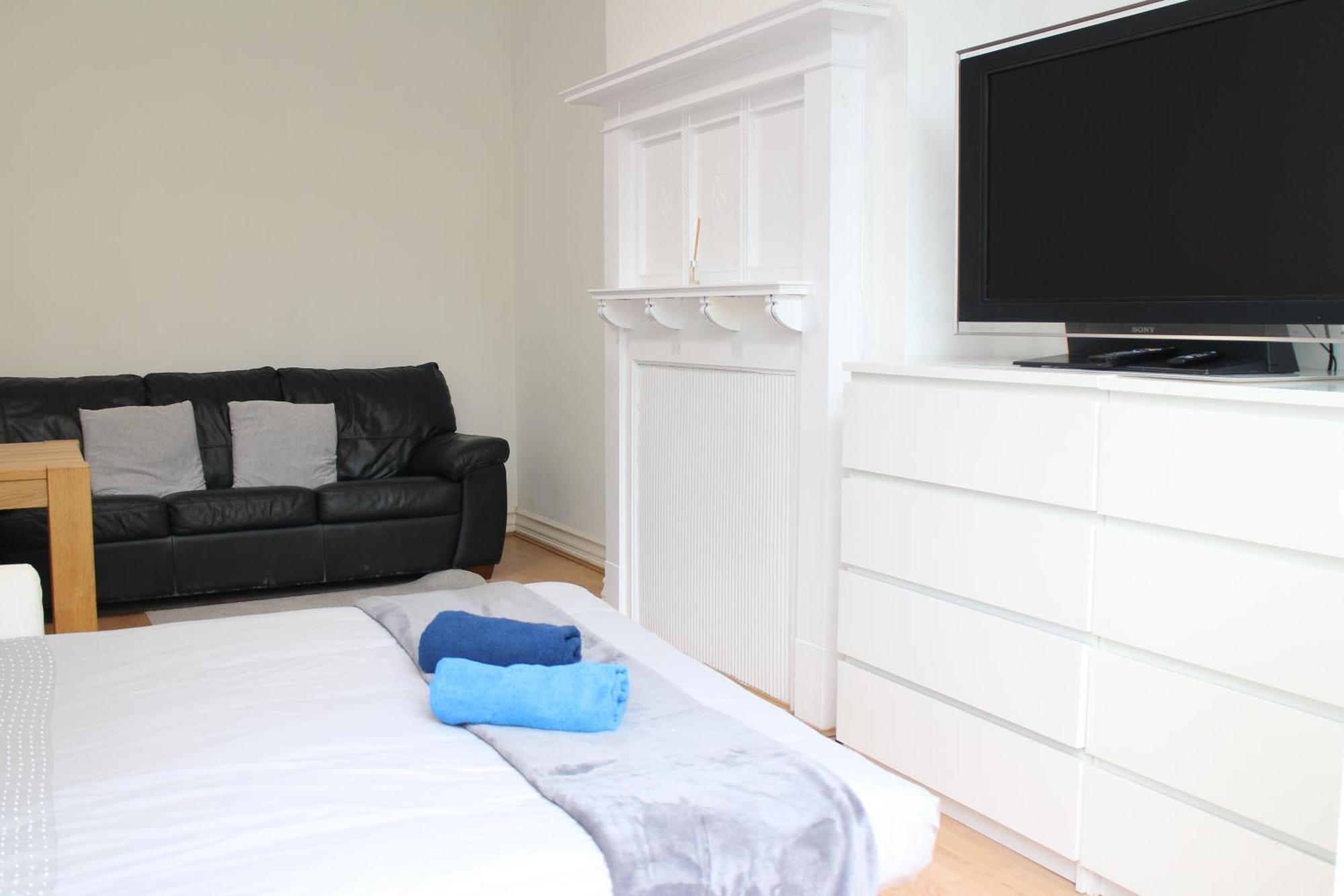 Large Garden Apartment On Golders Green High Road Londen Buitenkant foto