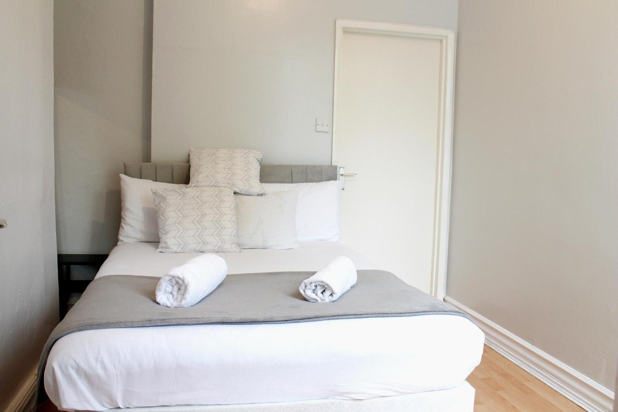 Large Garden Apartment On Golders Green High Road Londen Buitenkant foto